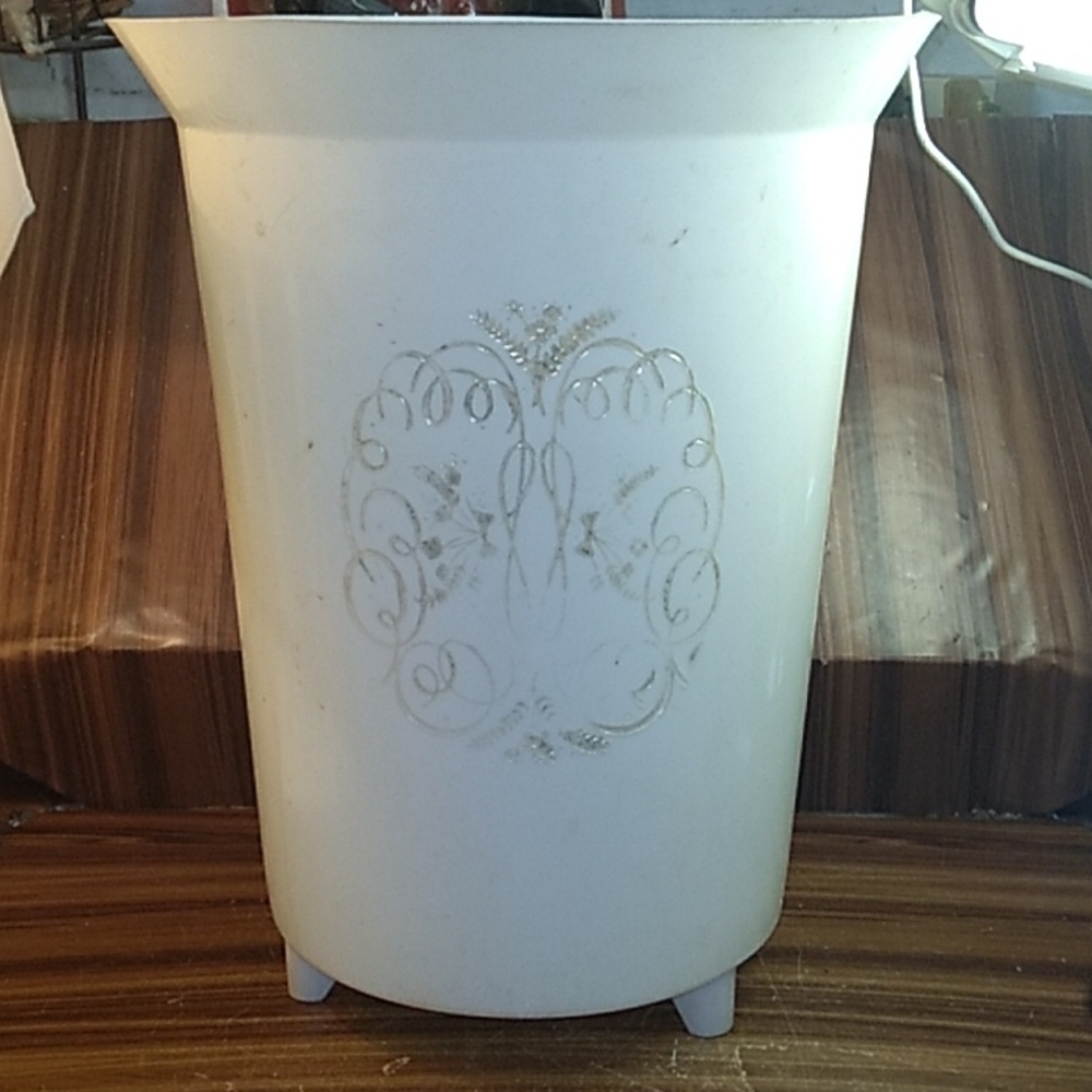 Vintage Bee Plastics made in USA trash can